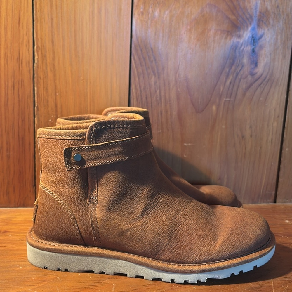 NWOB UGG Rella Beautiful Brown Leather Nubuck Ankle Winter Boot Black size 5